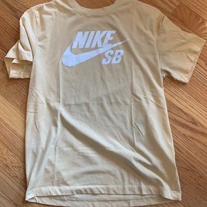 Gold Nike sb tee medium Tillys